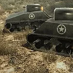 Kaksi pientä tankkia, joissa on tähdet, seisovat kuivalla ja ruohikkoisella maastolla, taustalla näkyy liekinväläys