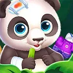 Pieni panda syö vihreää kasviksen palasta, ympärillään muita esineitä, kuten hammasharja, laastari päässään ja värikkäitä vaatteita taustalla