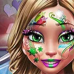 Nainen, jolla on värikkäitä piirustuksia ja glitteriä kasvoillaan, hymyilee katsojalle
