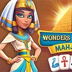Piirroskuva naisesta egyptiläisessä asussa, taustalla pyramidi ja edessä mahjong-lappuja