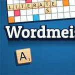Pelin nimessä Wordmeister näkyy kirjaimia sisältävä pelilauta ja puisia kirjainlaattoja sinisellä taustalla