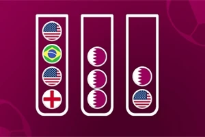 Kolme pystysuoraa putkea, joista ensimmäinen sisältää Yhdysvaltojen, Brasilian ja Englannin liput, toinen kolme Qatarin lippua, ja kolmas Yhdysvaltojen ja kaksi Qatarin lippua