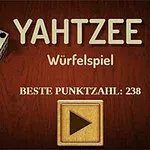 Kaksi noppaa puiseen taustaan, jossa lukee YAHTZEE Würfelspiel ja alla kultainen toistopainike