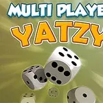 Tekstillä MULTI PLAYER YATZY varustettu kuva, jossa on kolme heitettyä noppaa vihreällä taustalla